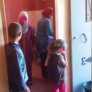 Grund zur Freude: Khadija und ihre Kinder ziehen in ihr neues Zuhause ein.